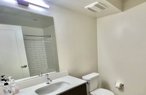 Los Angeles House | Luxury 2 Level Condo w/ Washer & Dryer