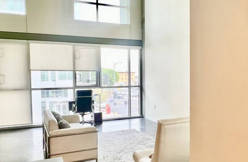 Los Angeles House | Luxury 2 Level Condo w/ Washer & Dryer