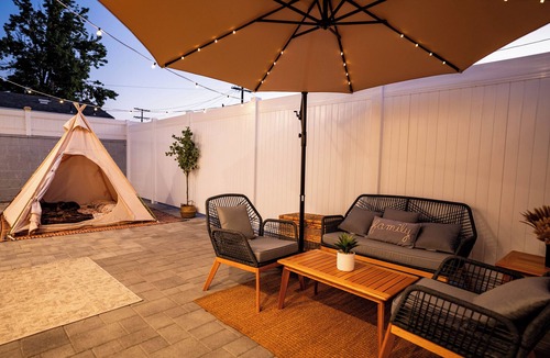 North Hollywood House | Luxury 2BR Retreat with Glamping Tent Near Universal Studios, Hollywood!