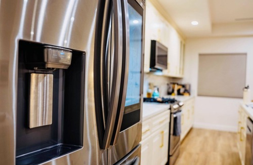 Burbank House | Luxury 2BR Retreat with Glamping Tent Near Universal Studios, Hollywood!
