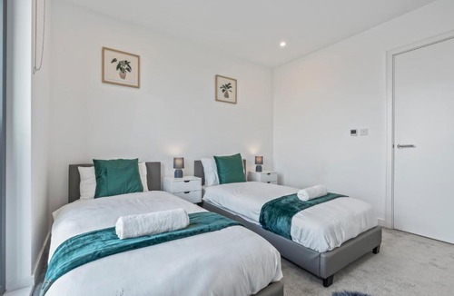West Ham Apartment | Luxury 3 bedroom with 2 bath at Plaistow opposite of station