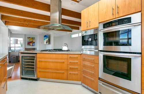 The Strand House | Luxury 3BR Home - Incredible Location & Stunning Views - 1 Block from Beach
