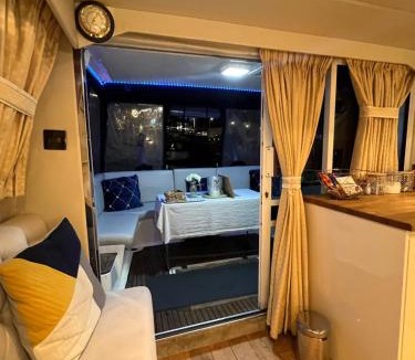 Ocean Village Boat Rental | LUXURY 40 FOOT YACHT ON 5 STAR OCEAN VILLAGE MARINA SOUTHAMPTON - minutes away from city centre and cruise terminals - Free parking included