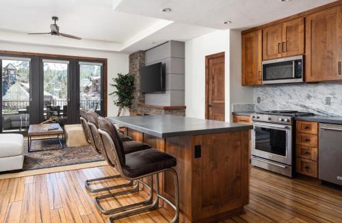 Lakeside Park Apartment | Luxury 4BDR Residence steps from Heavenly Village condo