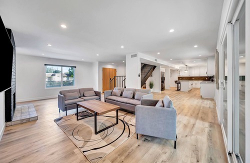 Woodland Hills House | Luxury 5b, 3.5BA house a Large backyard, BBQ. Weekly discount 7%, monthly 15%