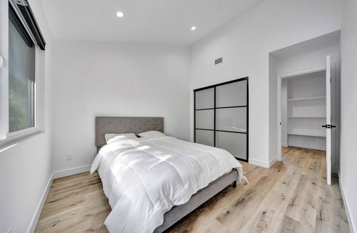 Woodland Hills House | Luxury 5b, 3.5BA house a Large backyard, BBQ. Weekly discount 7%, monthly 15%