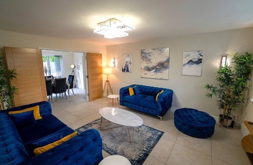 West Bromwich House | Luxury 5BR Home | Hot Tub | EV-Friendly Stay