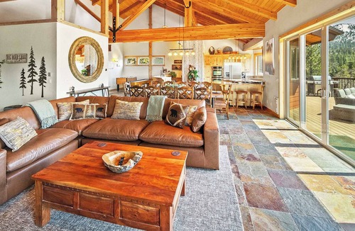 Upper Moonridge Cabin | LUXURY 6 Bedroom Retreat w/6 En-Suite Bathrooms! Sprawling Deck w/Beautiful Mountain/Slope Views! Shuffleboard + Foosball! Gourmet Kitchen & Bar! Less Than 1 Mile to Bear Mountain Resort & Golf Course!