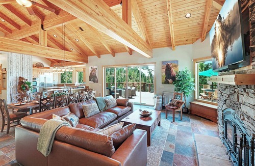 Upper Moonridge Cabin | LUXURY 6 Bedroom Retreat w/6 En-Suite Bathrooms! Sprawling Deck w/Beautiful Mountain/Slope Views! Shuffleboard + Foosball! Gourmet Kitchen & Bar! Less Than 1 Mile to Bear Mountain Resort & Golf Course!