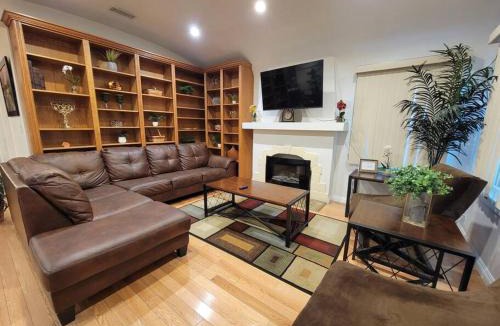 Fairfax District House | Luxury and Spacious 5 bedroom private house by Melrose WIFI TV Backyard Free Parking close to the Grove Hollywood Walk of Fame