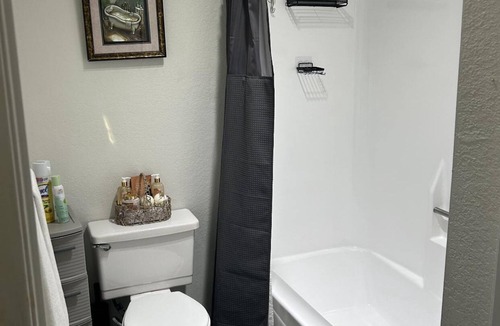 Bellflower Apartment | Luxury Apartment 12-15mins from Long Beach Airport