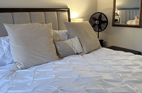 Bellflower Apartment | Luxury Apartment 12-15mins from Long Beach Airport