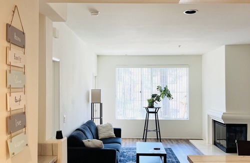 NoHo Arts District House | Luxury apartment located in NoHo with a beautiful view of the hills