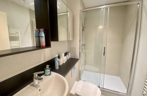 Royal Docks Apartment | Luxury apartment that offers amazing views of the beautiful London city sky line