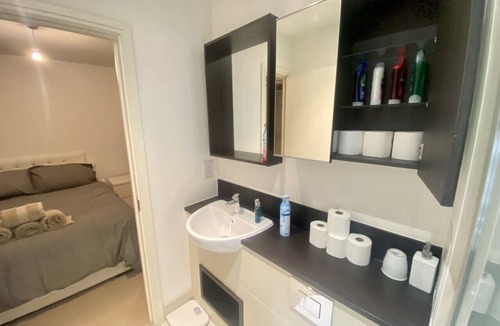 Royal Docks Apartment | Luxury apartment that offers amazing views of the beautiful London city sky line