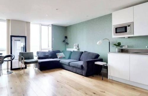 Stratford and New Town Apartment | Luxury Apartment Vibrant London Retreat for Creatives
