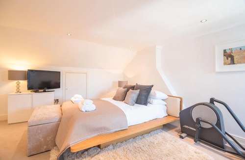 Barnes House | Luxury Barnes Family Home with Garden Retreat