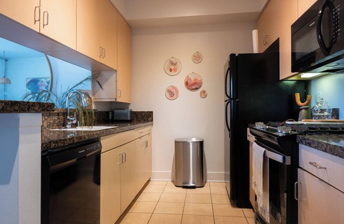 Downtown Apartment | Luxury Beach Style Room in Santa Monica with WiFi, nearby fitness room and pool