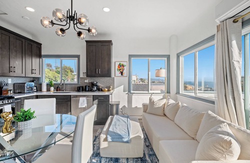 El Porto House | Luxury Beachside Gem + Walk to Beach + Ocean Views