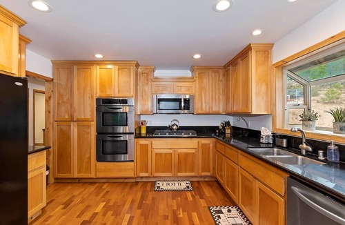Castle Glen Estates Cabin | Luxury Castle Glen Home! PET FRIENDLY 🐾! Central A/C! Mountain Views! Theater Room! Fully Fenced Back Yard! 2 Game Rooms! Spa!