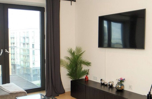 Royal Docks Apartment | Luxury city apartment with City views from the private balcony