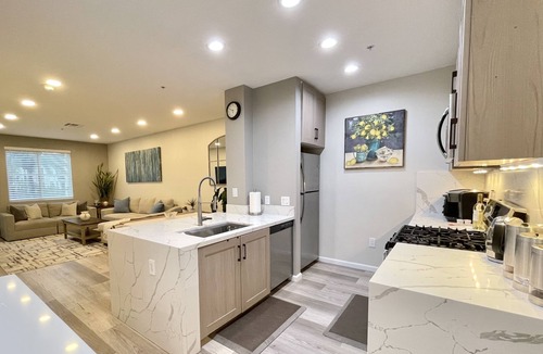 Airport Area Condo | Luxury Coastal Retreat Walkable area, Pool, Mins to Newport Beach,Airport & more