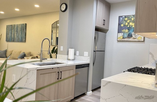Airport Area Condo | Luxury Coastal Retreat Walkable area, Pool, Mins to Newport Beach,Airport & more