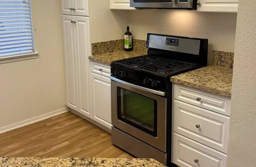 Newport Beach Apartment | Luxury Condo - minutes to Beach and 5 star restaurants/shopping- Newport Beach