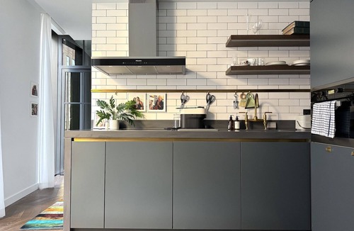Nine Elms Apartment | Luxury flat steps away from shops and restaurants in Battersea Power Station