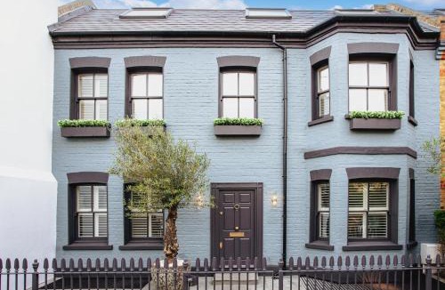 Parsons Green and Walham Apartment | Luxury Fulham Townhouse with a Bar & Games Room