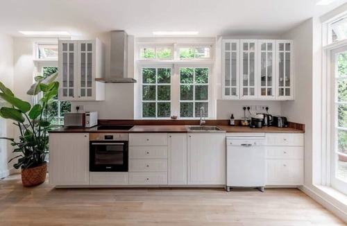 Frognal and Fitzjohns Apartment | Luxury Hampstead Getaway, 5 bedrooms, 4 Bathrooms