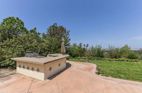 Santa Ana Heights House | Luxury Hillside Escapenn