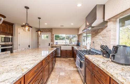 Felicita House | Luxury Hilltop Retreat: GameRoom/Volleyball/Putting Green/BasketBall Court&More!