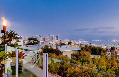 Middletown House | ♥ Luxury Hilltop Retreat in the City - Hot Tub! Central Location! Unforgettable Views! ♥