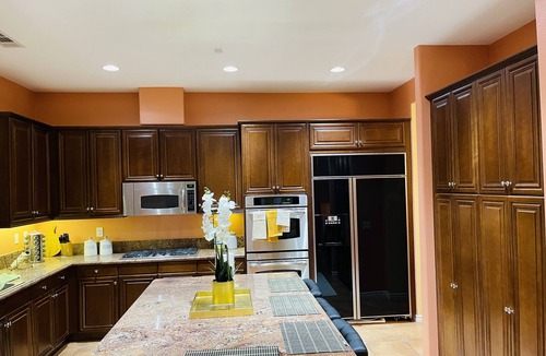 Victorville House | LUXURY HOME 3300 SQ FT, QUIET NEIGHBORHOOD