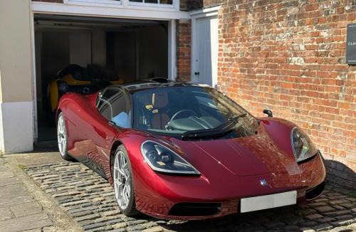 Chichester House | Luxury Home Goodwood Festival of Speed with parking for up to 8 Adults