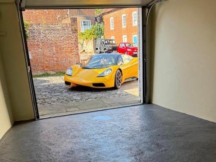 Chichester House | Luxury Home Goodwood Festival of Speed with parking for up to 8 Adults