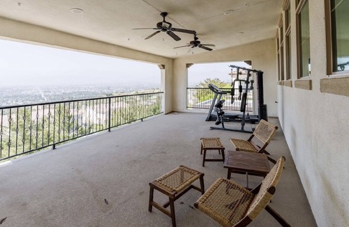 Walnut Valley House | Luxury House/City View/Village