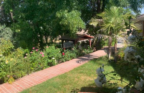 Woodland Hills House | Luxury king studio 20 min to Malibu beaches