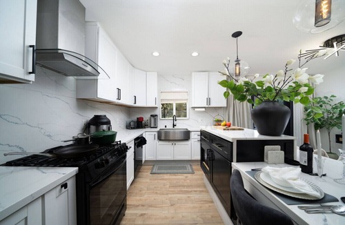 Anaheim Colony Historic District House | Luxury Kitchen & Private Courtyard: Top Features
