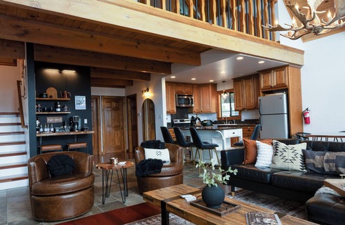 Moonridge Ski Chalet | Luxury Large Chalet Friendly Family Gym/Spa 3min to Bear Mountain Ski Resort