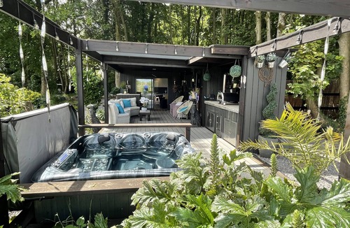 Bristol House | Luxury Lodge close to Clifton Suspension Bridge, hot tub. Sleeps 2 people.