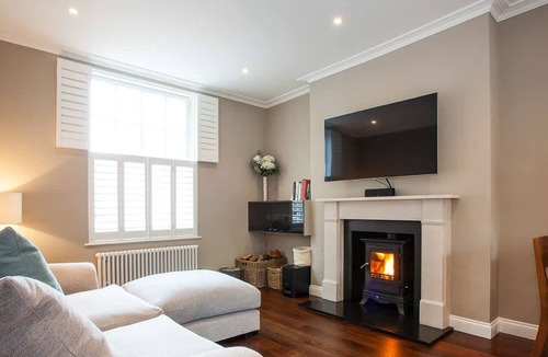 St. Johns Wood Apartment | Luxury Marylebone Flat with Private Garden!