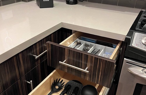Valencia Condo | Luxury Modern Condo w/PS5, BOSE sound, UltraFast WiFi, Kingbed+Sofabed+65' Tv's