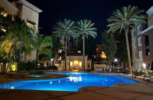 Valencia Apartment | Luxury Modern Condo 3-min from Six Flags w/PS5, 1GB Fast Wi-fi Kingbed