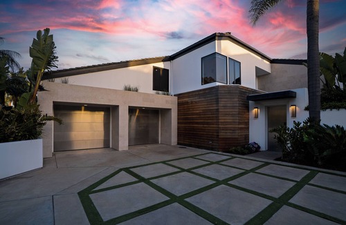 Newport Beach House | Luxury On The Bay-Calm Waters and Beautiful Skies.