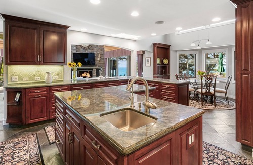 Gualala House | Luxury Private Retreat Waterfront Estate minutes to Sea Ranch golf course !
