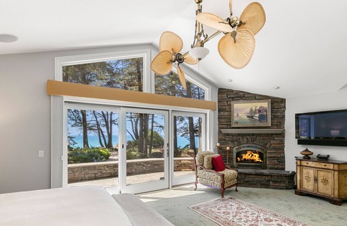 Gualala House | Luxury Private Retreat Waterfront Estate minutes to Sea Ranch golf course !