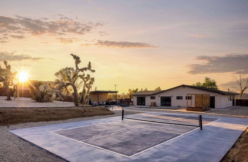 Joshua Tree House | LUXURY RETREAT (HeatedPool/Jacuzzi)