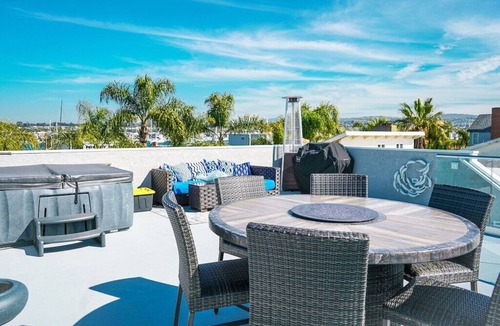 Balboa Peninsula House | Luxury Rooftop Spa Ocean/Bay Views BBQ